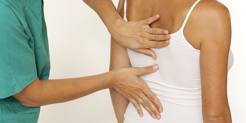 Examen de la espalda para el dolor en los omóplatos