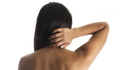 La niña muestra su cuello desde el Sorone de la espalda