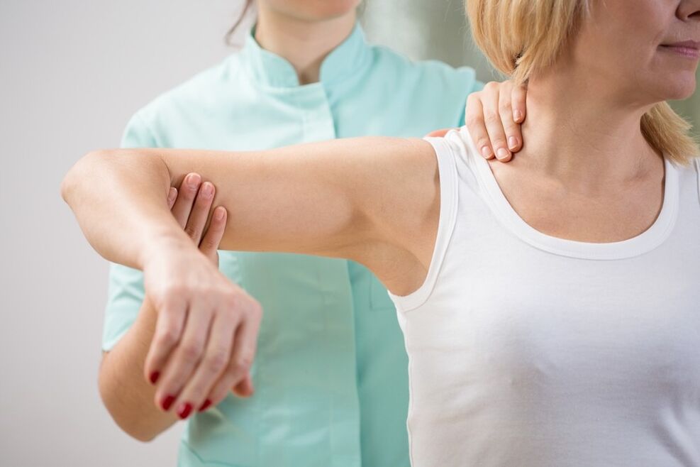 Examen de un médico con osteocondrosis cervical