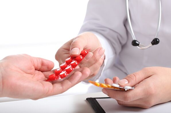 El médico prescribe medicamentos para tratar la osteocondrosis cervical.
