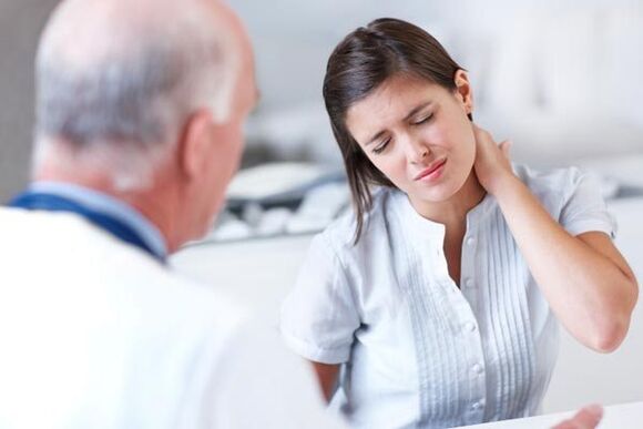 Visita a un especialista en osteocondrosis cervical.