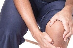 Automasaje de la articulación de la rodilla para artrosis.