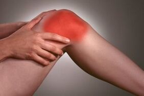 Dolor en la articulación de la rodilla debido a la osteoartritis.